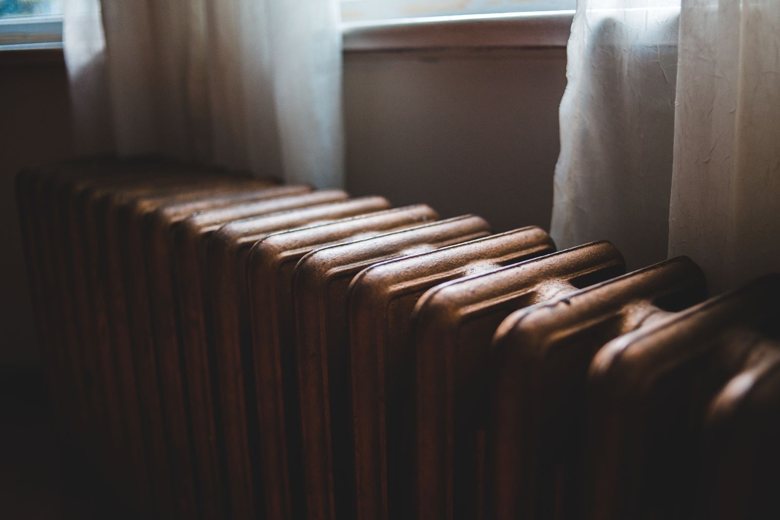 Radiateur en fonte près d'une fenêtre
