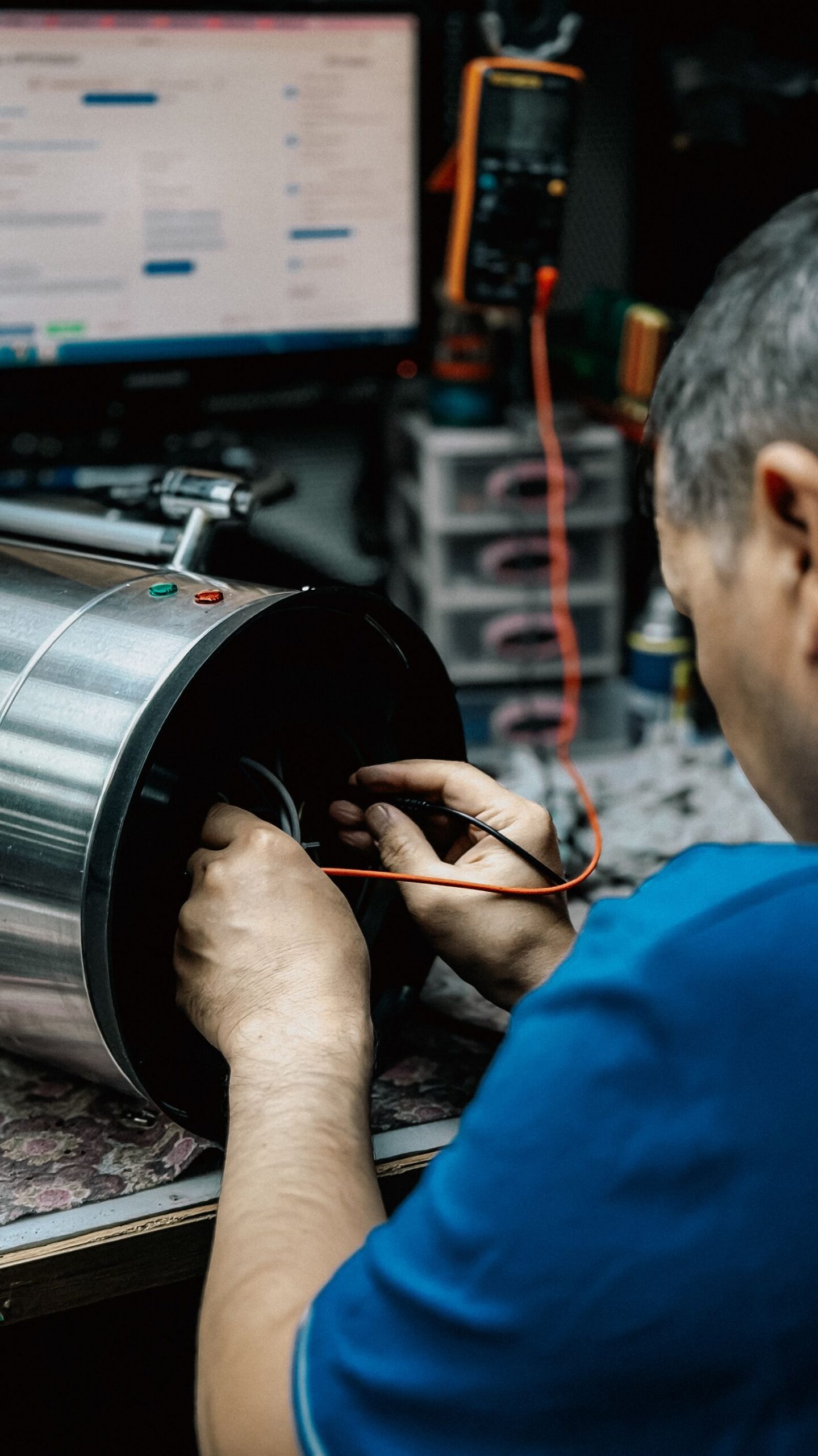 Technicien examinant une machine