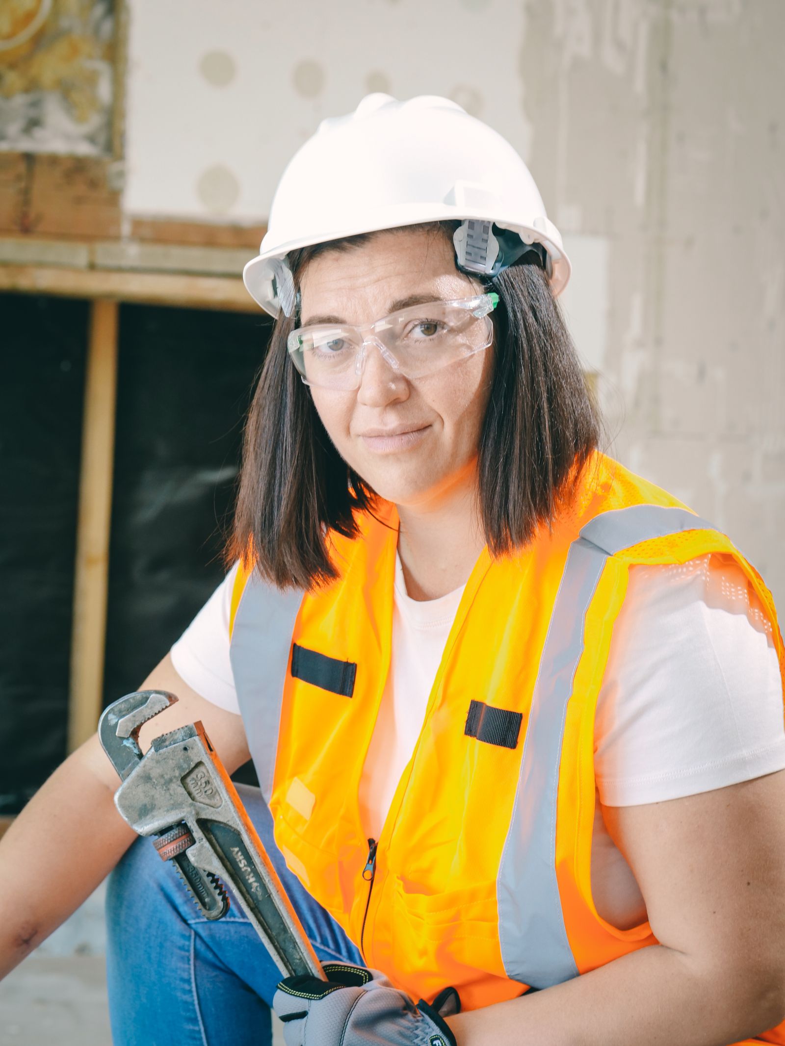 Technicienne chauffagiste avec une clé